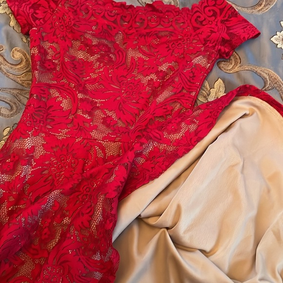 Windsor Off The Shoulder Red Lace Dress - Picture 4 of 4